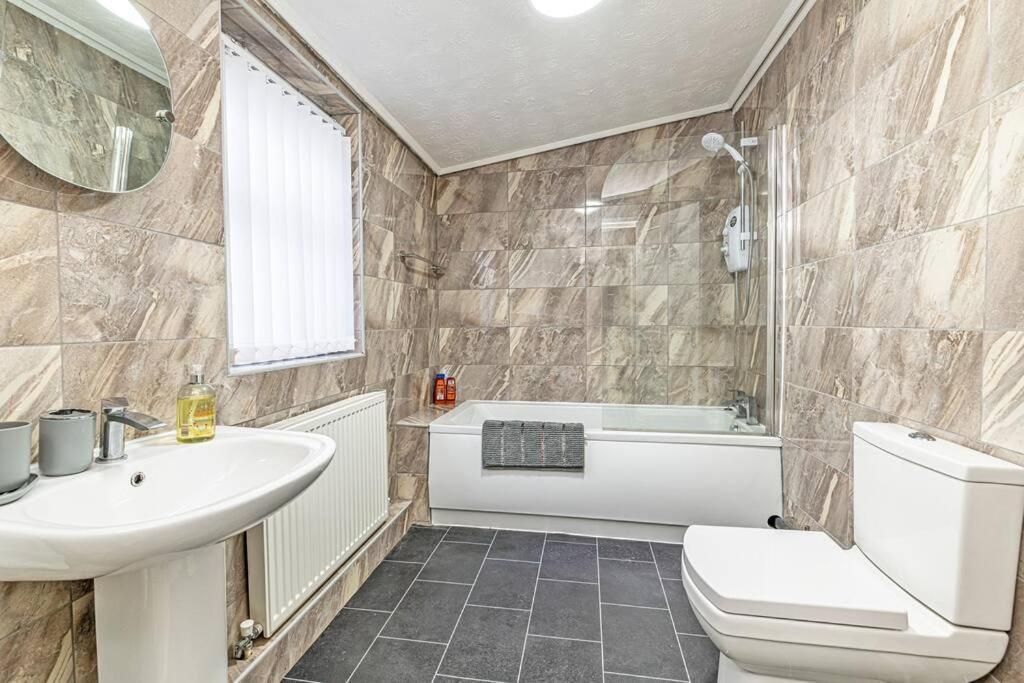 Serviced 2 Bedroom House Holiday home *